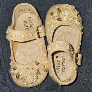 NWOT Cream Floral Infant Size 2 Shoes